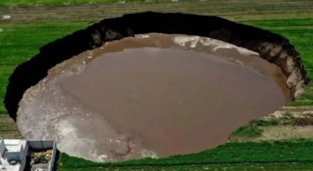 Cratera com mais de 120 metros engole casa e cachorros