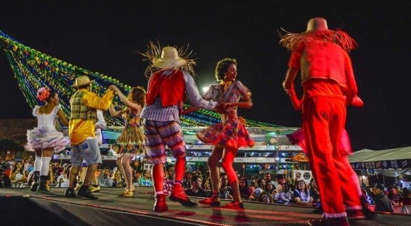 Apresenta&ccedil;&atilde;o de quadrilha no palco do P&aacute;tio do Forr&oacute;