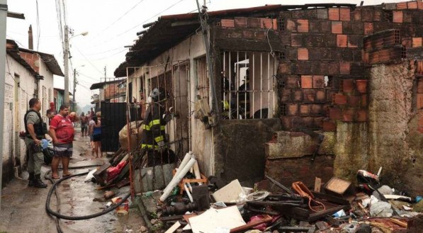 Inc&ecirc;ndio atinge casa na Vila Popular em Olinda