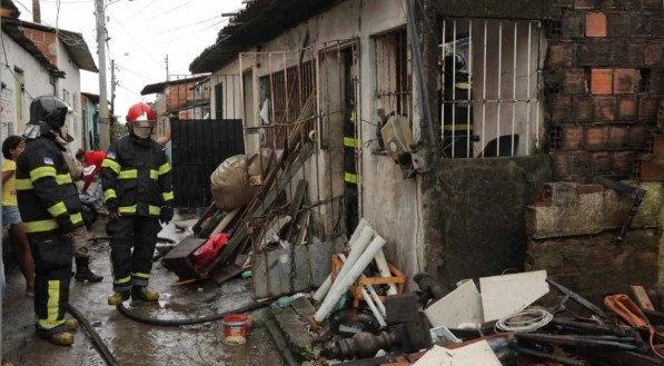 Inc&ecirc;ndio atinge casa na Vila Popular em Olinda