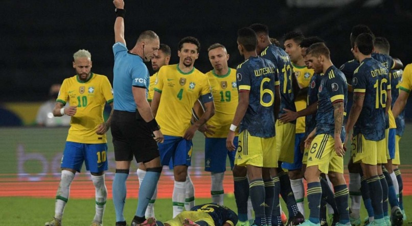 Colombianos reivindicam que o &aacute;rbitro interferiu diretamente no resultado do jogo. 
