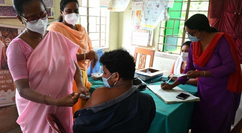GOLPE cerca de 2.500 pessoas foram v&iacute;timas das vacinas falsas contra a covid-19 nas cidades de Mumbai e Calcut&aacute;