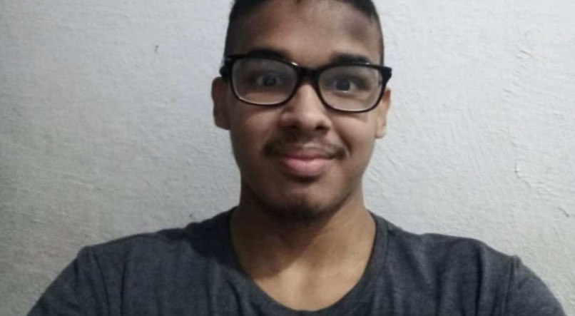 Edson Filho, 18, &eacute; morador do bairro Parque Iracema, em Fortaleza, e fundador do projeto &quot;Vem que Tem Enem&quot;