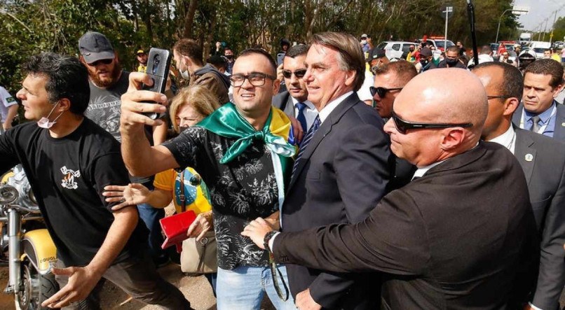Bolsonaro sem m&aacute;scara junto aos apoiadores