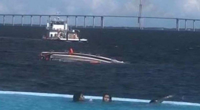 V&iacute;deos mostram o momento em que o barco naufraga