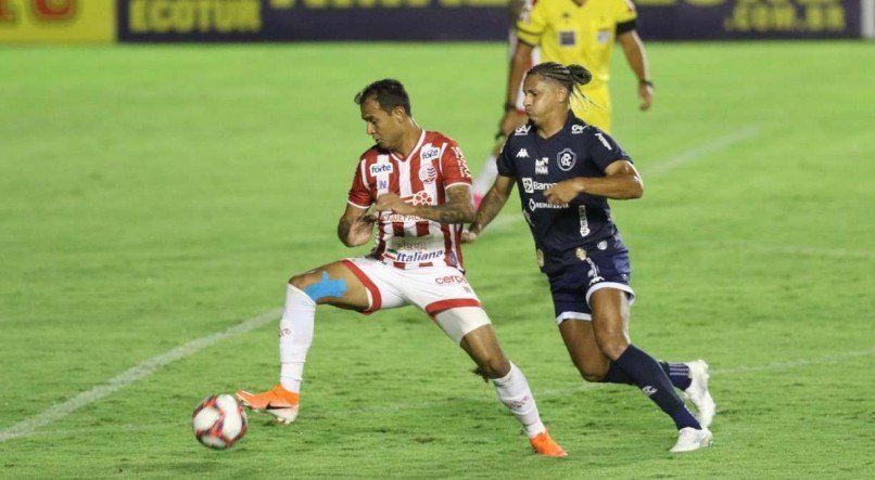 N&Atilde;O DEU Atacante Vin&iacute;cius voltou de suspens&atilde;o e tentou dar mais mobilidade ao alvirrubro, mas resultado positivo n&atilde;o veio. Timbu permanece l&iacute;der isolado da S&eacute;rie B