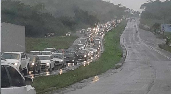 Neste domingo (27), rodovias e estradas de Pernambuco apresentam um fluxo intenso de carros no sentido Recife