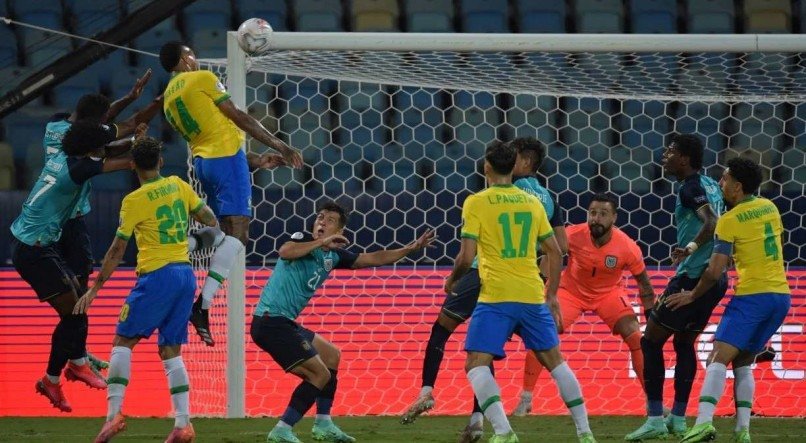 LANCE Zagueiro Eder Milit&atilde;o (topo) fez o gol do Brasil contra o Equador no duelo pela &uacute;ltima rodada da primeira fase da Copa Am&eacute;rica