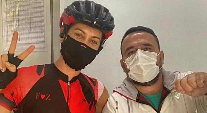 Fernanda Venturinni (E) após tomar a vacina da covid-19 em São Paulo