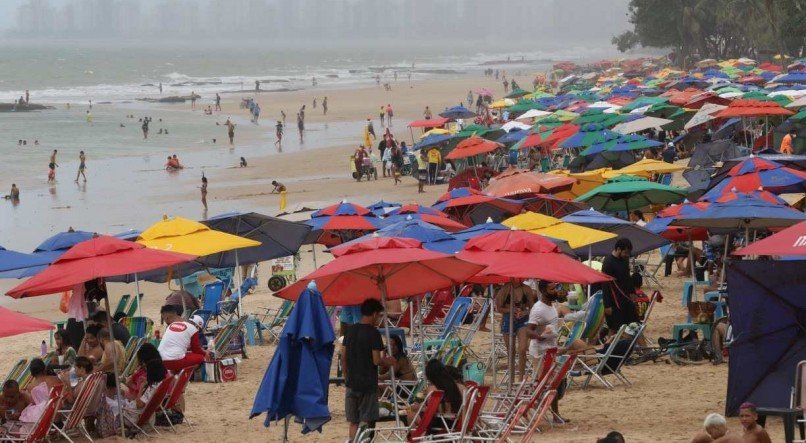 Praia de Boa Viagem, na Zona Sul do Recife, neste domingo (27)