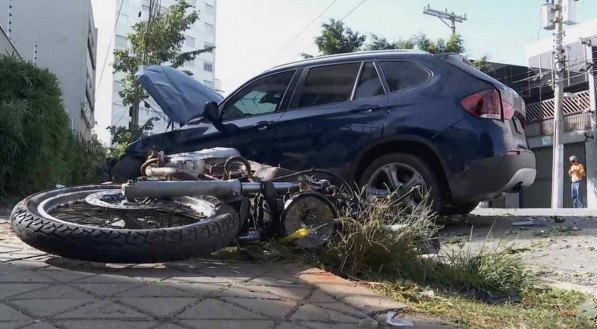 Motorista de uma ve&iacute;culo BMW invadiu a cal&ccedil;ada, arrastou uma fileira de motos, matou um motoboy e feriu gravemente outro, na madrugada deste domingo (27/6), em S&atilde;o Paulo