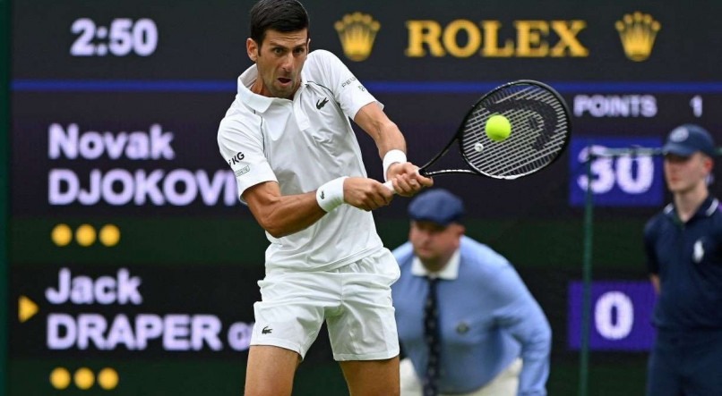 Novak Djokovic est&aacute; envolvido em pol&ecirc;micas ap&oacute;s se recusar a n&atilde;o tomar vacina contra o coronav&iacute;rus.