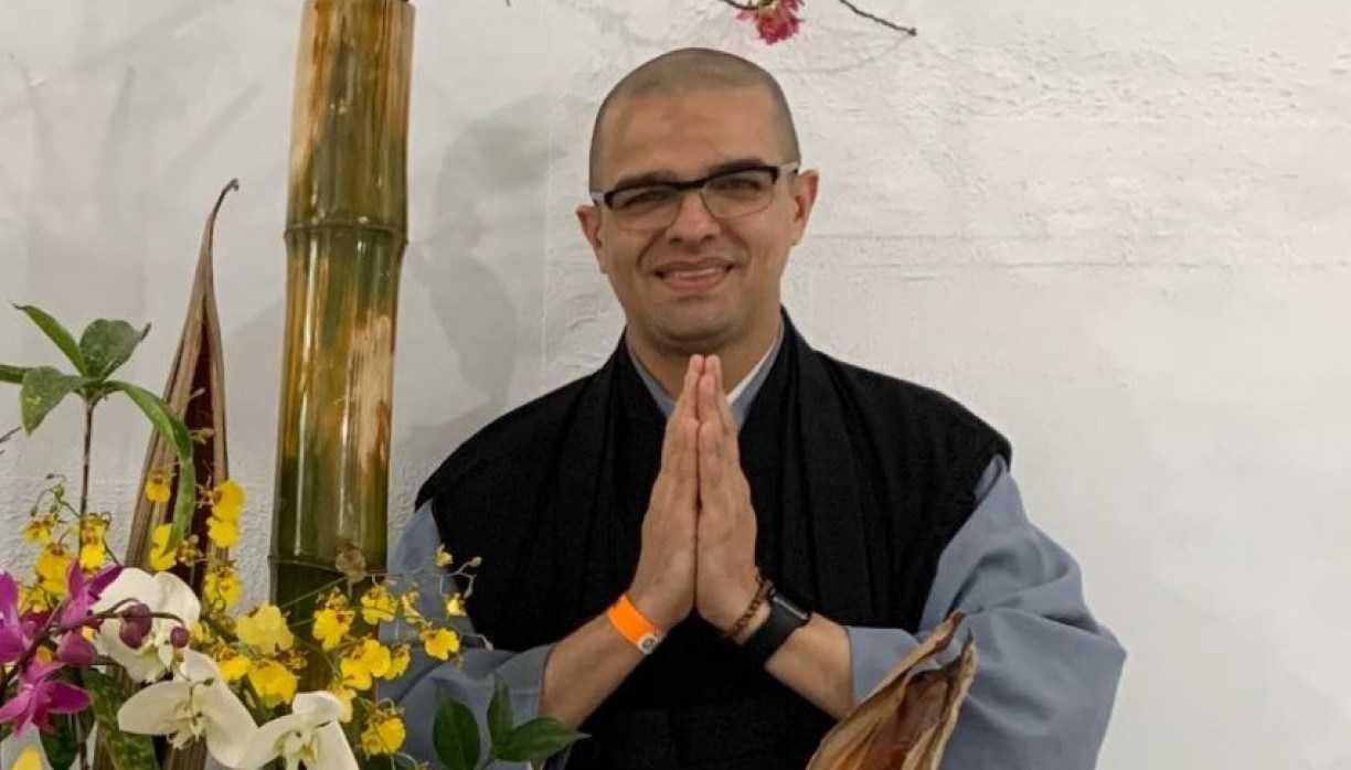 O médico zen budista que trabalha com a causa LGBTQIA+; conheça o Monge Yakusan