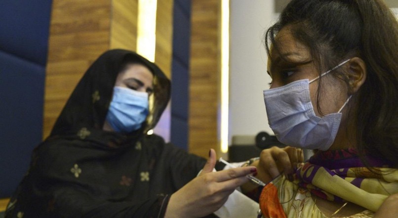 Estudante recebe dose da vacina contra covid-19 da CanSino em Islamabad, no Paquist&atilde;o