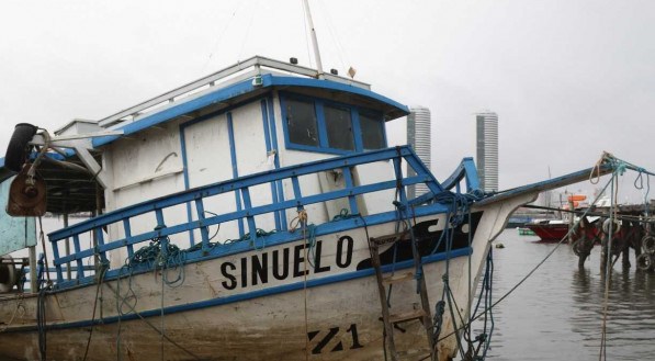 ABANDONO Embarcação Sinuelo, que contribuiu com pesquisas e monitorou os tubarões no Grande Recife, está ancorada, há um ano, na praia de Brasília Teimosa
