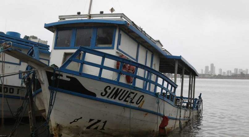 Barco Sinuelo, que monitorava e pesquisava ataques de tubarão em Pernambuco, foi abandonado por falta de recursos