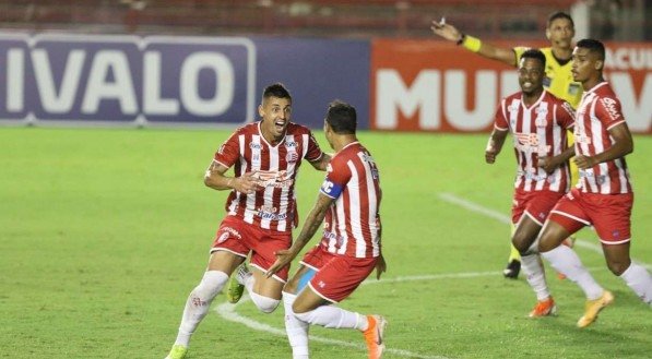 Lances do jogo de futebol N&aacute;utico X Oper&aacute;rio, v&aacute;lido pelo Brasileir&atilde;o da S&eacute;rie B, no Est&aacute;dio dos Aflitos.