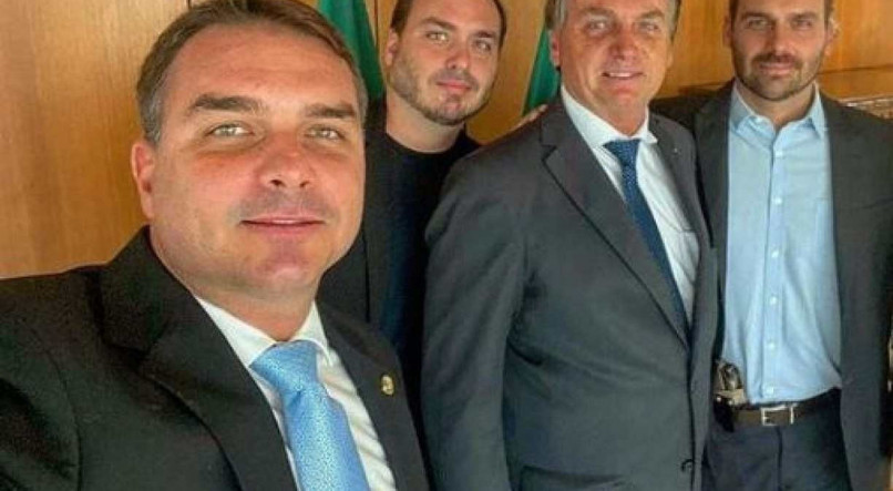 Jair Bolsonaro e os filhos Fl&aacute;vio, Carlos e Eduardo