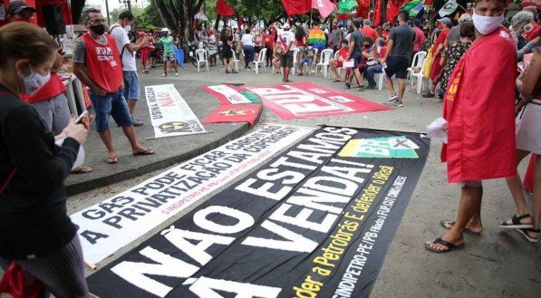 Concentra&ccedil;&atilde;o do protesto contra Bolsonaro no Recife, na Pra&ccedil;a do Derby