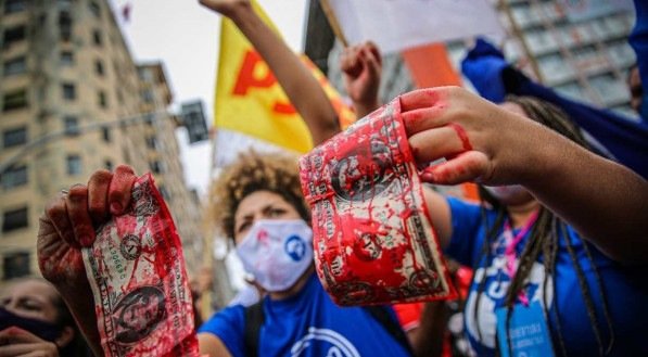Protesto no Recife pede a sa&iacute;da de Jair Bolsonaro da Presid&ecirc;ncia da Rep&uacute;blica, vacinas contra a covid-19 e aux&iacute;lio emergencial e R$ 600
