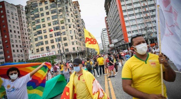 Protesto no Recife pede a sa&iacute;da de Jair Bolsonaro da Presid&ecirc;ncia da Rep&uacute;blica, vacinas contra a covid-19 e aux&iacute;lio emergencial e R$ 600