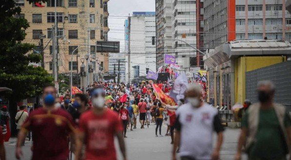 Protesto no Recife pede a sa&iacute;da de Jair Bolsonaro da Presid&ecirc;ncia da Rep&uacute;blica, vacinas contra a covid-19 e aux&iacute;lio emergencial e R$ 600