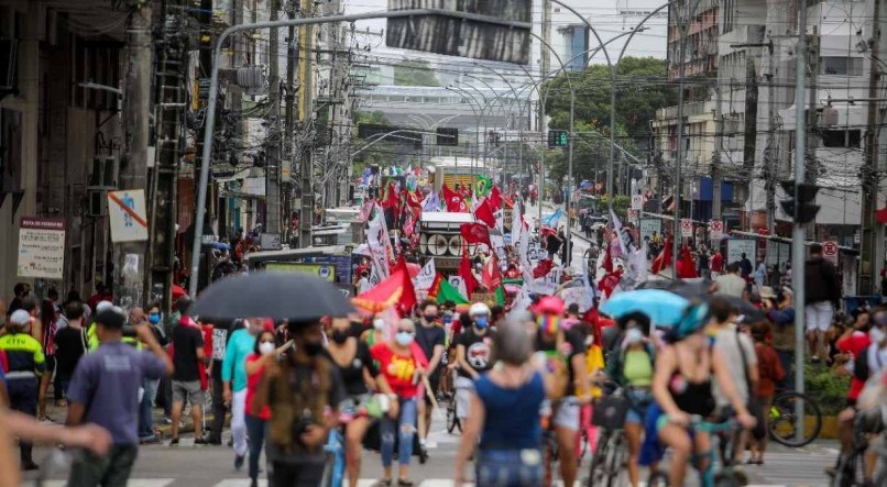 Protesto no Recife pede a sa&iacute;da de Jair Bolsonaro da Presid&ecirc;ncia da Rep&uacute;blica, vacinas contra a covid-19 e aux&iacute;lio emergencial e R$ 600