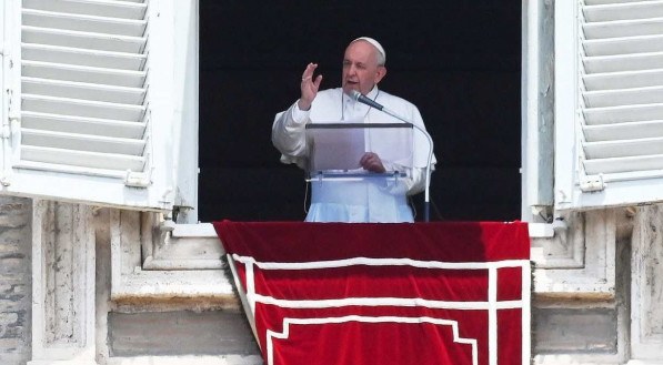 Papa Francisco se dirige aos fi&eacute;is durante tradicional ora&ccedil;&atilde;o do Angelus, na Pra&ccedil;a S&atilde;o Pedro, no Vaticano