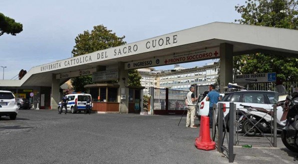 Papa Francisco foi internado no Hospital Policl&iacute;nico Gemelli de Roma