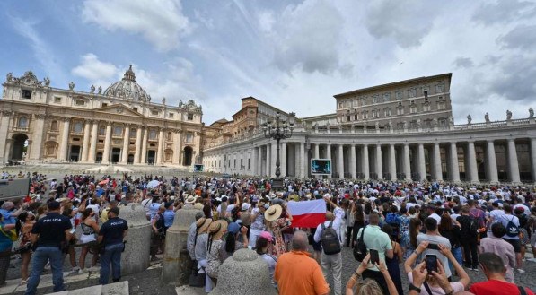 Pra&ccedil;a S&atilde;o Pedro, no Vaticano, durante tradicional ora&ccedil;&atilde;o do Angelus