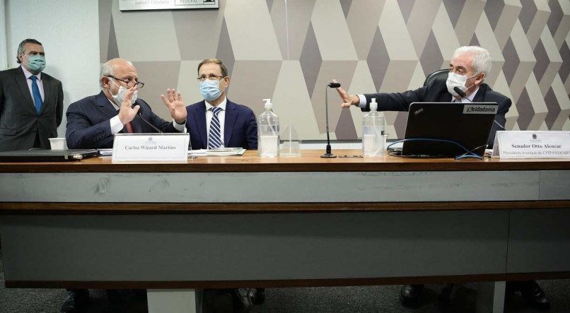 Alberto Zacharias Toron é advogado do depoente Carlos Wizard. Otto Alencar estava momentaneamente na presidência da CPI