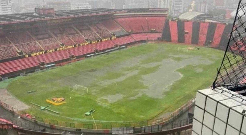 Situa&ccedil;&atilde;o do gramado da Ilha do Retiro em maio, ap&oacute;s forte chuva no Recife 