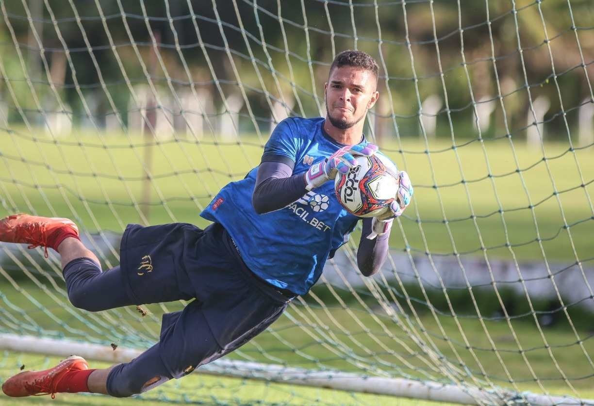 Após seis anos no Santa Cruz, goleiro é anunciado como reforço do Náutico -  19/12/2016 - UOL Esporte