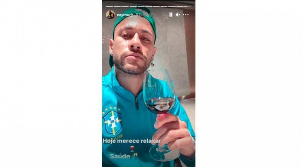Neymar comemora no hotel tomando vinho