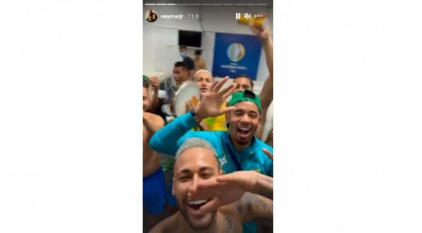 Neymar comemora com jogadores no vesti&aacute;rio