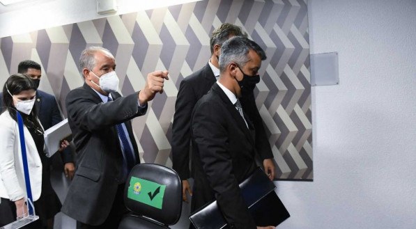 Roberto Dias deixando a sala da CPI
