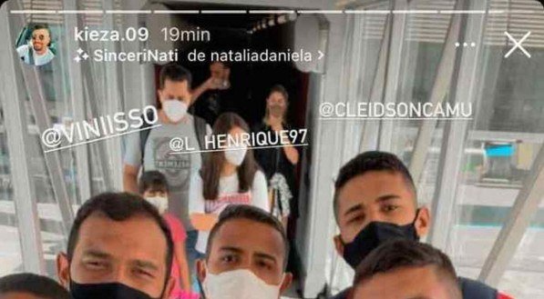 Kieza publicou uma foto com a delega&ccedil;&atilde;o alvirrubra em seus Stories do Instagram
