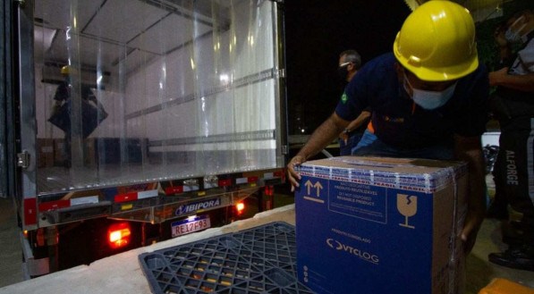 Vacinas enviadas pelo Minist&eacute;rio da Sa&uacute;de chegaram em Pernambuco armazenadas em 12 caixas t&eacute;rmicas