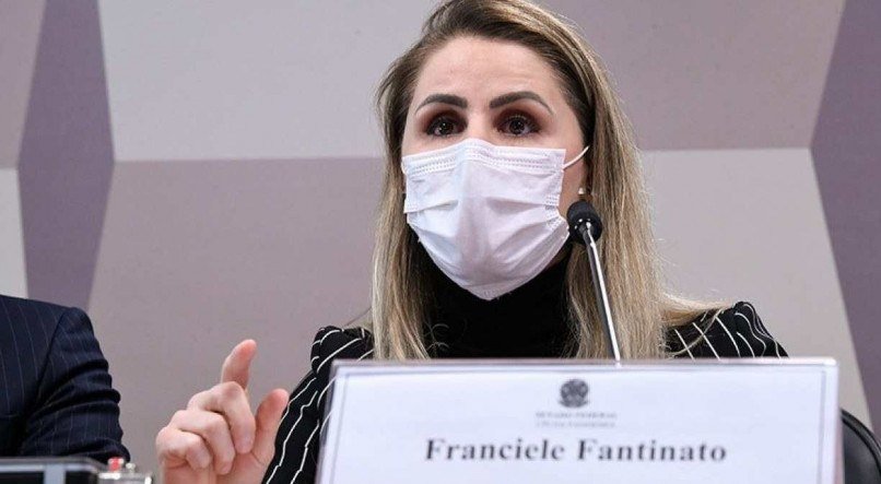 &Agrave; CPI, Francieli Fantinato assegurou n&atilde;o ter recebido do Poder Executivo vacinas suficientes e campanhas publicit&aacute;rias efetivas