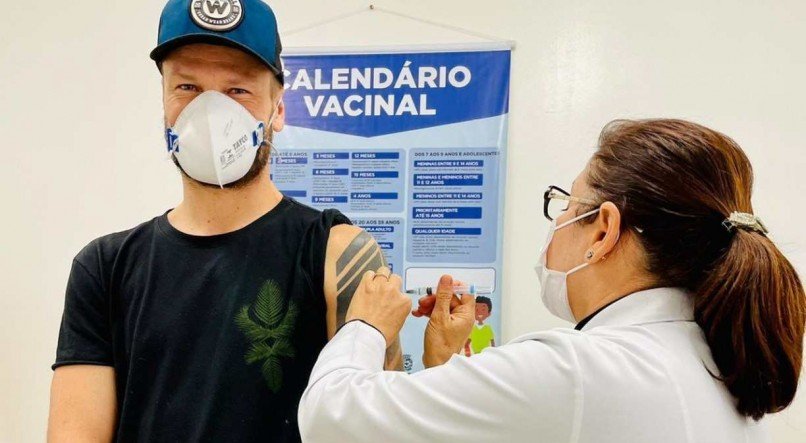 O apresentador Rodrigo Hilbert tomou sua vacina contra a covid-19 na &uacute;ltima ter&ccedil;a-feira (6)