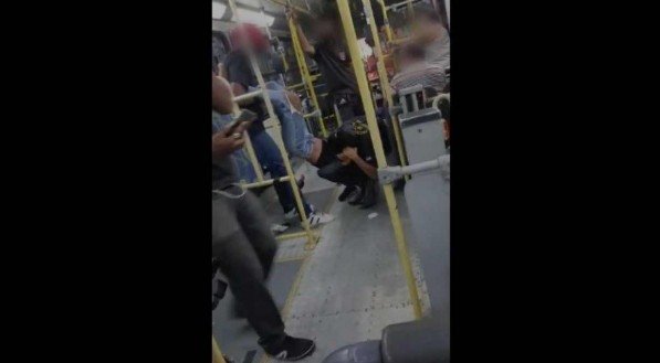 Fiscais de ônibus agridem e empurram mulher a pontapés no Centro do Recife. Veja vídeo