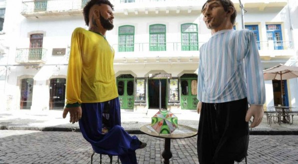 Bonecos gigantes de Neymar e Messi na Rua Bom Jesus, no Bairro do Recife
