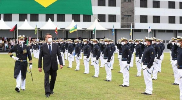 Bolsonaro na  cerim&ocirc;nia de juramento &agrave; Bandeirada Escola Naval, no Rio de Janeiro. 