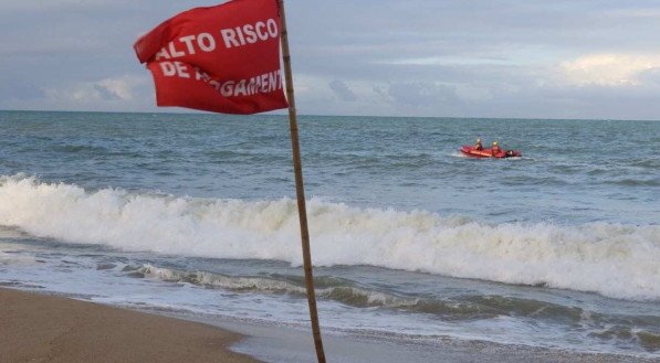 Homem de 77 anos chegou a ser retirado da &aacute;gua e socorrido, mas n&atilde;o resistiu