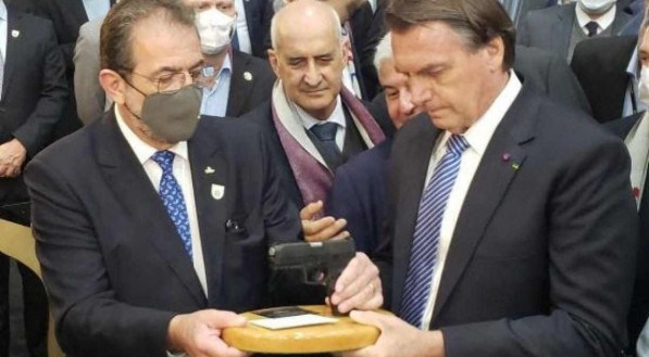 No RS, o CEO Global da Taurus entregou ao presidente Jair Bolsonaro um trof&eacute;u com o prot&oacute;tipo da arma G3 utilizando grafeno em sua composi&ccedil;&atilde;o.
