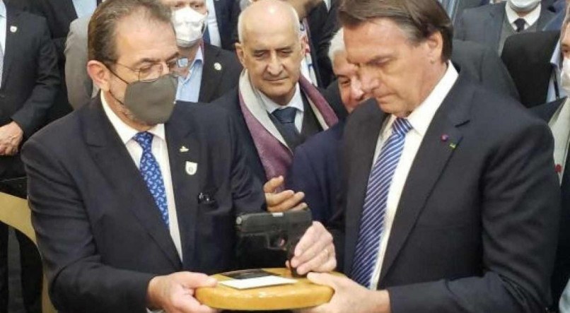 No RS, o CEO Global da Taurus entregou ao presidente Jair Bolsonaro um trof&eacute;u com o prot&oacute;tipo da arma G3 utilizando grafeno em sua composi&ccedil;&atilde;o.
