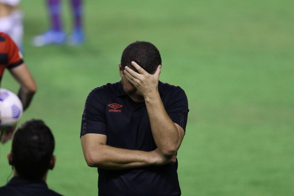 Umberto Louzer, t&eacute;cnico do Sport. 