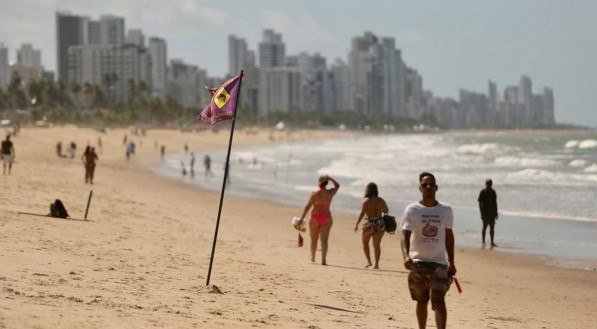 Ataque de tubarão em Pernambuco: banhistas evitam entrar no mar na Praia de Piedade