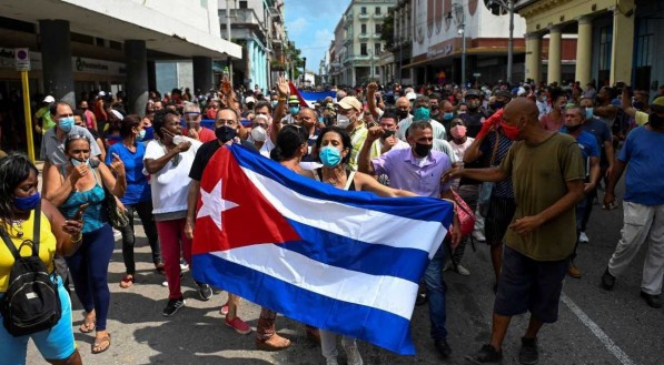 Grupo levou bandeiras de Cuba para as ruas