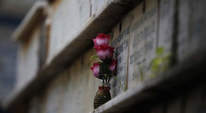 Flor deixada em t&uacute;mulo em Salvador deixa mensagem de saudade por ente perdido